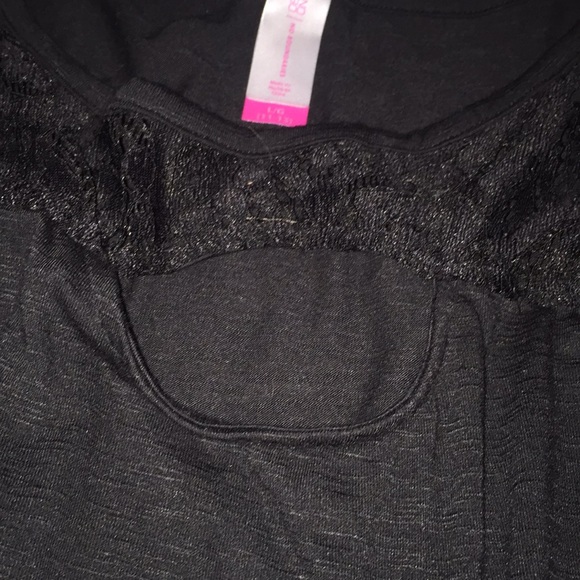 Open in the front quarter sleeve black shirt - Picture 2 of 2